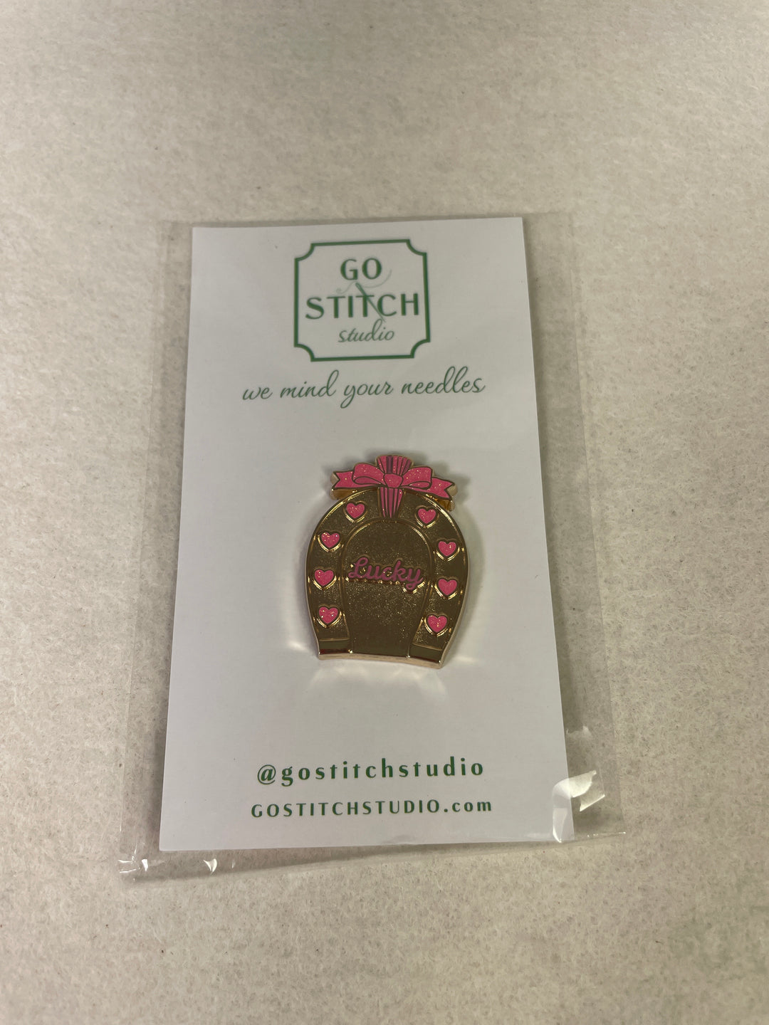 Go Stitch Studio Lucky Heart Horseshoe-  Pink Glitter Needle Minder