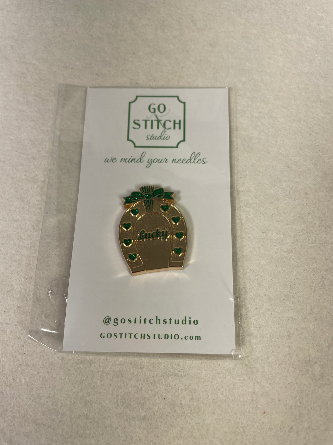 Go Stitch Studio Lucky Heart Horseshoe- Emerald Glitter Needle Minder