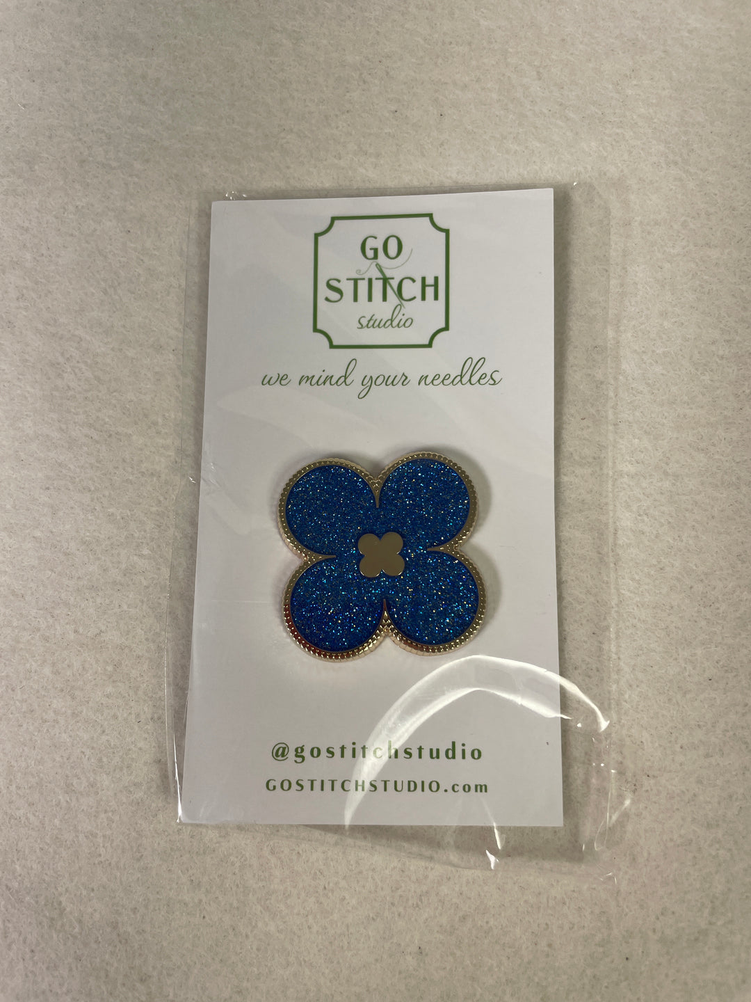 Go Stitch Studio Lapis Lazuli Glitter Clover Needle Minder