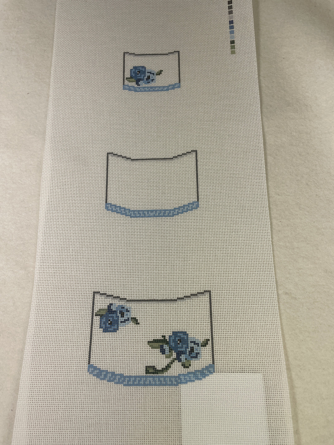 Evergreen Needlepoint DC09 Wedding Cake Dangle