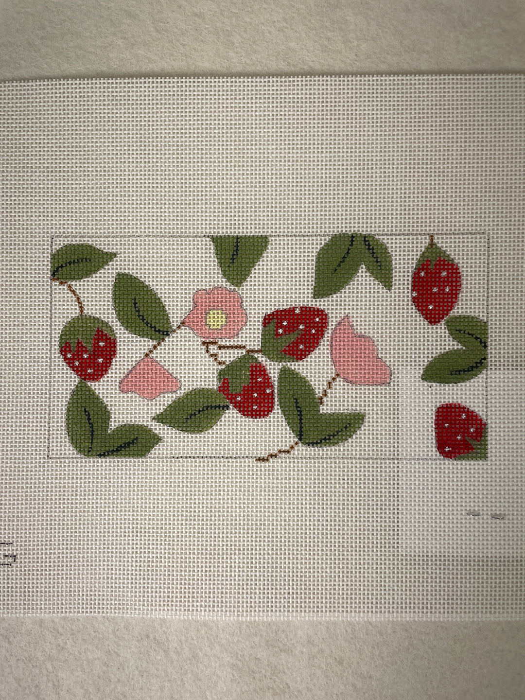 *Vallerie Needlepoint Gallery / VNG I201 Strawberries and Greens Insert