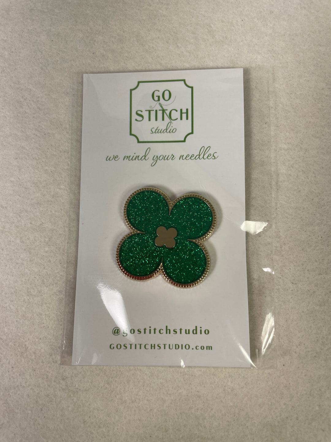 Go Stitch Studio Green Glitter Clover Needle Minder